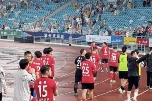 常州队五连败后球迷不离不弃，赛后喊话：打回来吧！